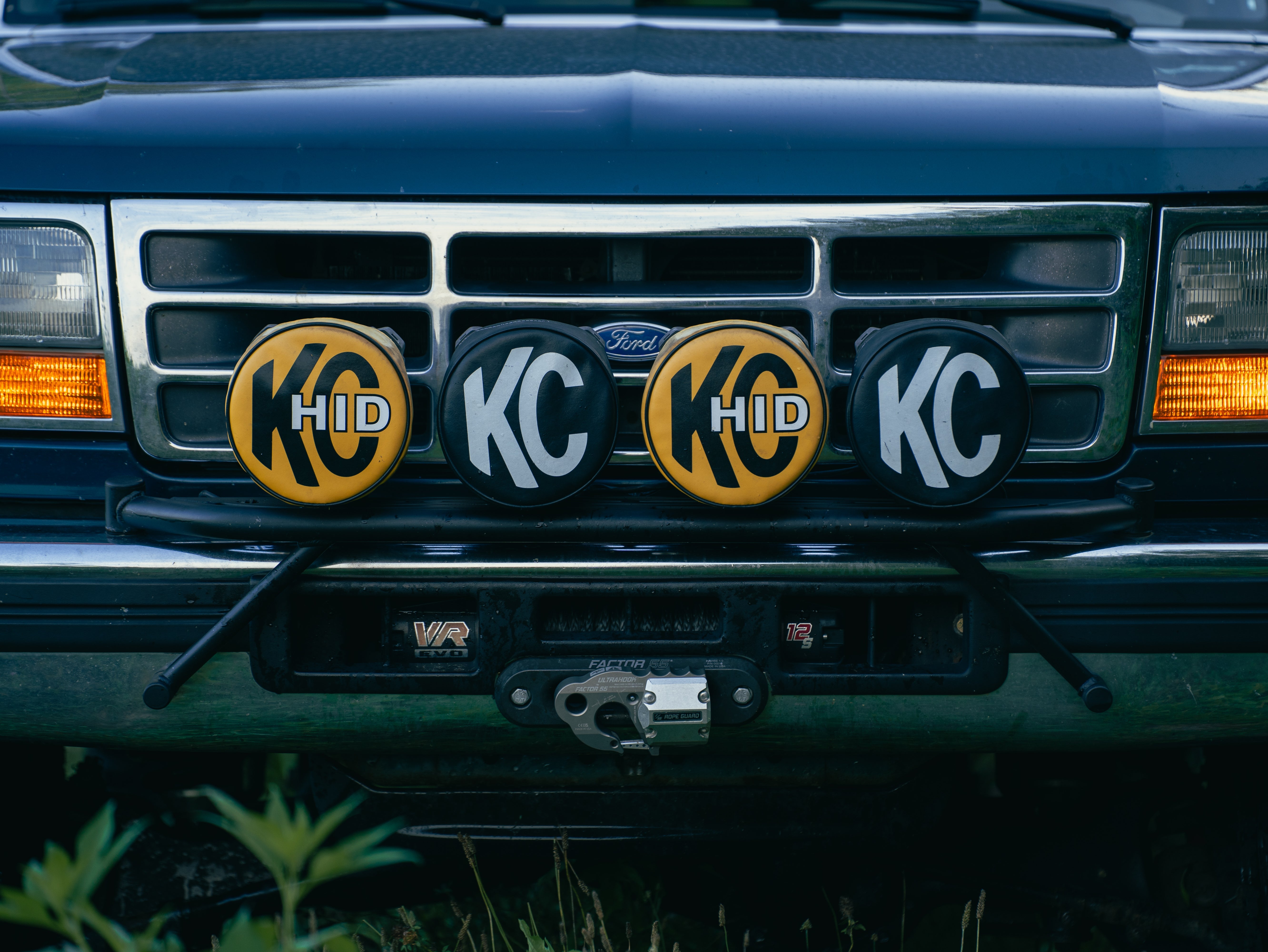 OBS Ford F-Series / Bronco Light Bar Mount (92-96)