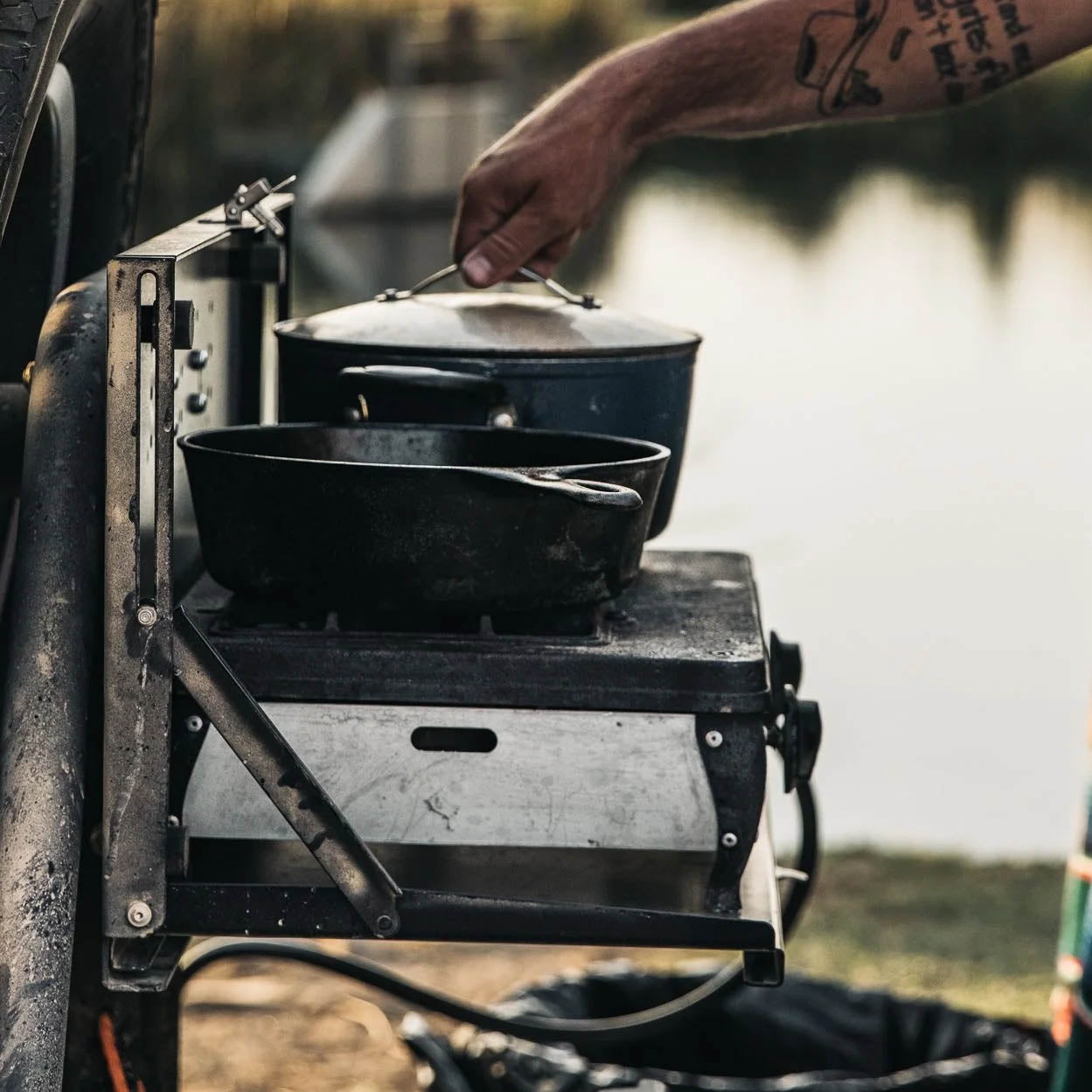 UltraSwing® Mega-Fit DESOLATE MOTORSPORTS SPEC High Clearance Spare Tire Hitch Mount