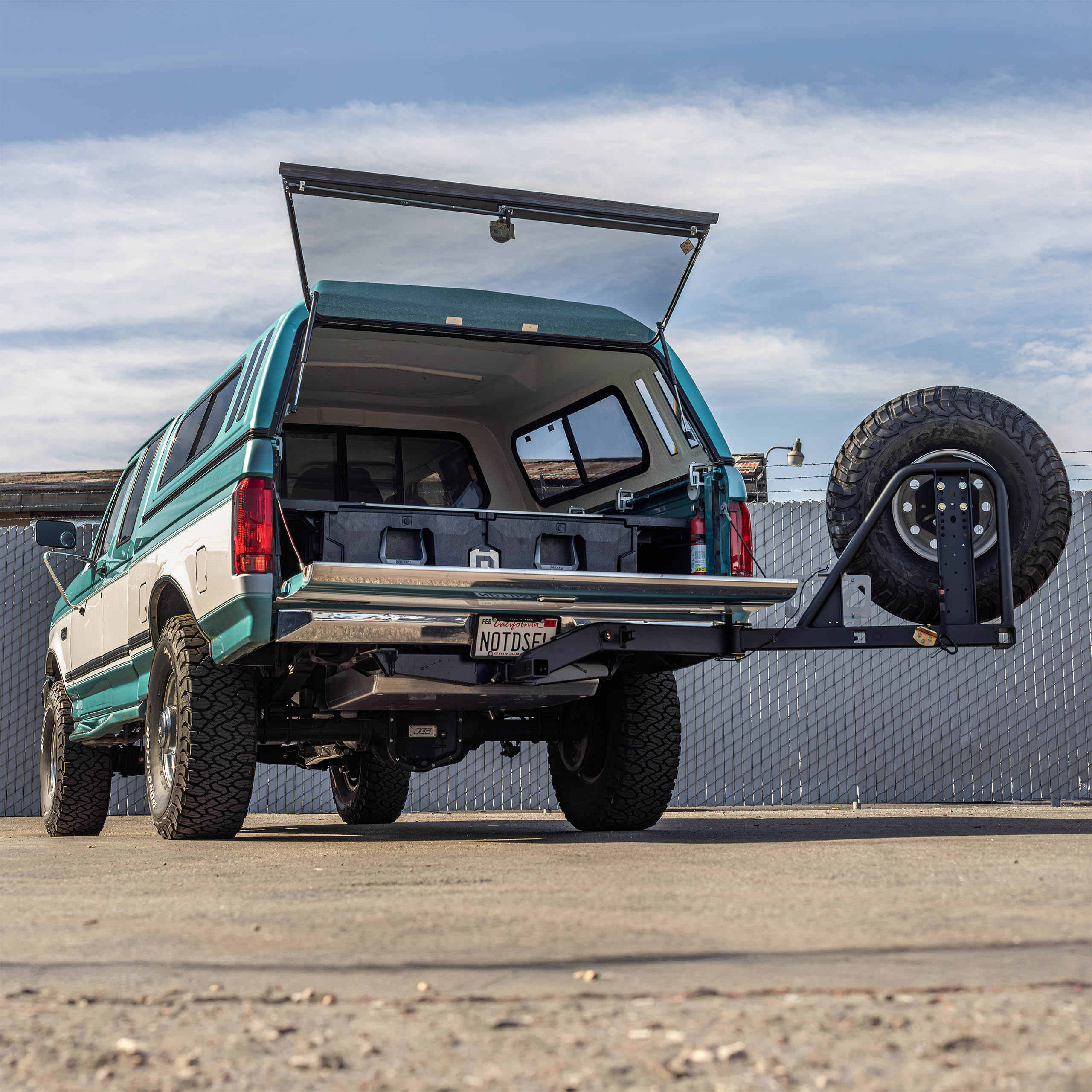 UltraSwing® Mega-Fit DESOLATE MOTORSPORTS SPEC High Clearance Spare Tire Hitch Mount